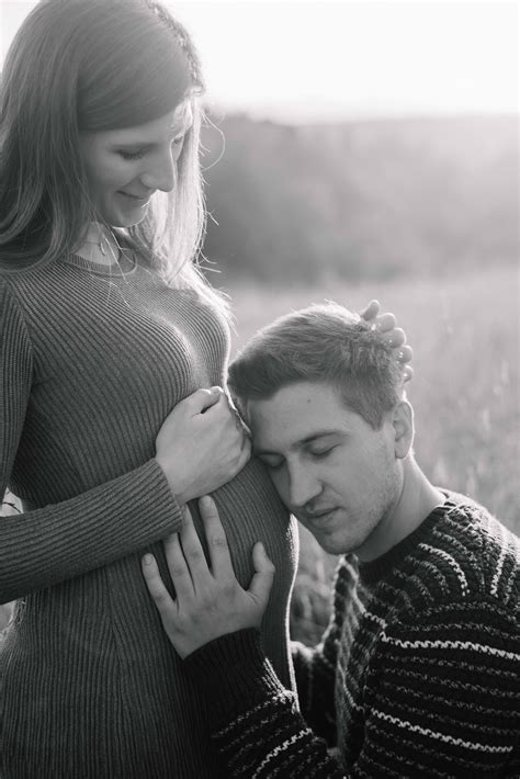 Nosečnica dela jogo v naravi