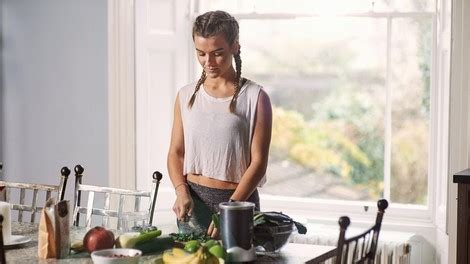 ženska v kuhinji, ki pripravlja hrano