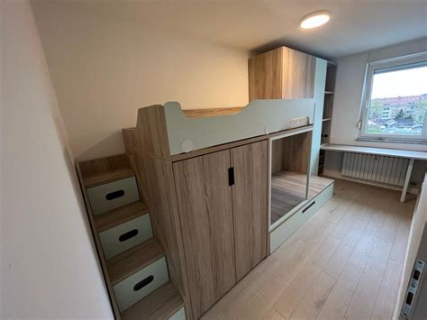 notranjost otroške sobe s posteljo hiško