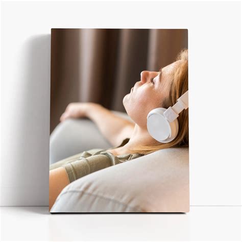 Ilustracija ženske, ki počiva na kavču, vidno utrujena