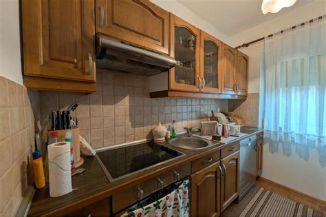 Mlada mati doji novorojenčka v mirnem okolju