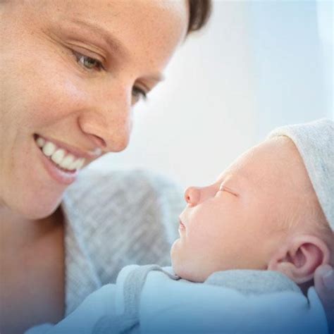 Fotografija matere in očeta, ki držita novorojenčka v kožnem stiku po carskem rezu