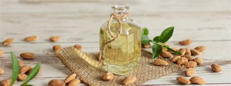 Prikaz cvetov ognjiča in oljnih kapljic mandljevega olja