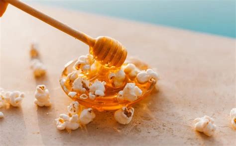 Ilustracija objema med materjo in novorojenčkom