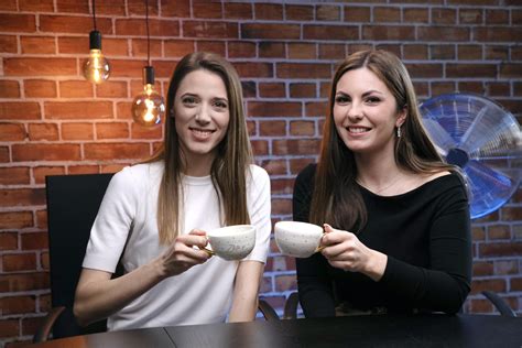 Dva starša se pogovarjata ob skodelici čaja