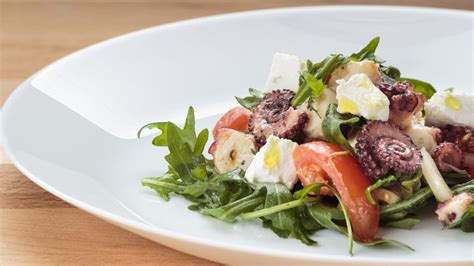 Pripravljena solata s hobotnico