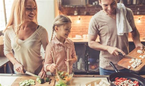 Otrok pomaga pri kuhanju