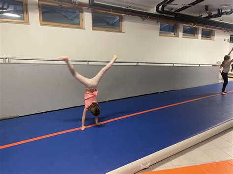akrobatka izvaja gimnastično vajo
