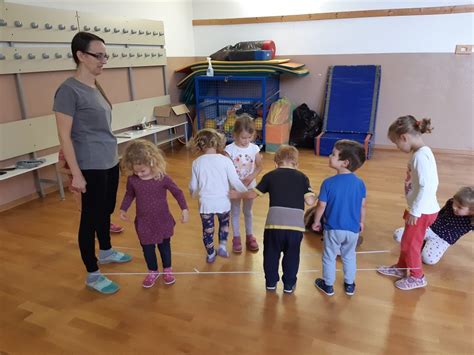 Skupina nosečnic, ki vadijo jogo v telovadnici