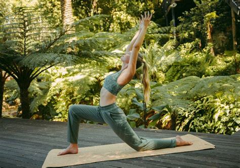Ženska, ki izvaja nežno vadbo v naravi