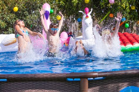 Nosečnica, ki plava v bazenu