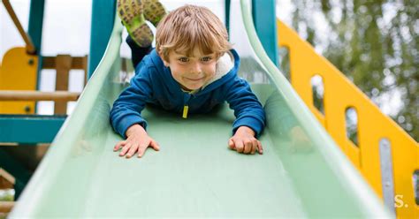 Otrok igra na prostem