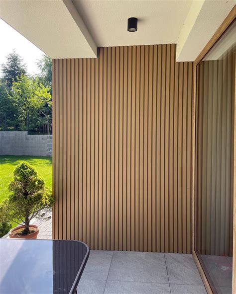 Fotografija silikonskega grizala z lesenimi elementi