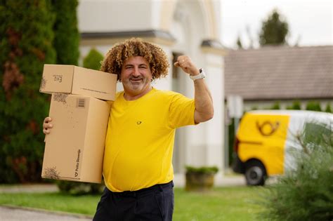 Ilustracija poštarja, ki dostavlja telegram