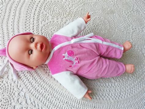 Dojenček z rdečo ritko.