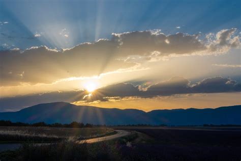 Nebo s soncem in mavrico, ki simbolizira srečo ob rojstvu