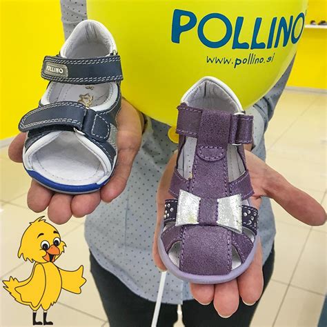 Otrok preizkuša čevlje v trgovini