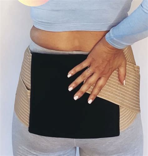 Ženska, ki nosi poporodni pas