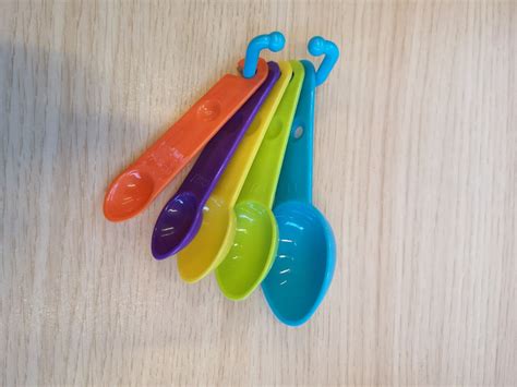 Ilustracija merilne žličke in kapalke za antibiotike