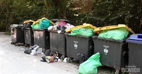 Ilustracija staršev, ki držijo novorojenčka