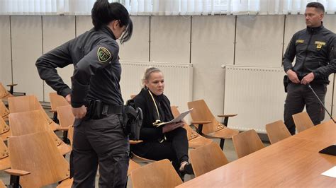 Mati doji otroka v postelji