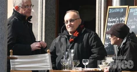 Nosečnica uživa v sončnem dnevu