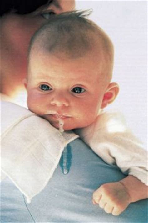 Dojenček, ki poliva mleko