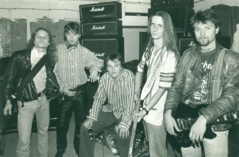 Skupina mladih v devetdesetih, ki simbolizira alternativno subkulturo