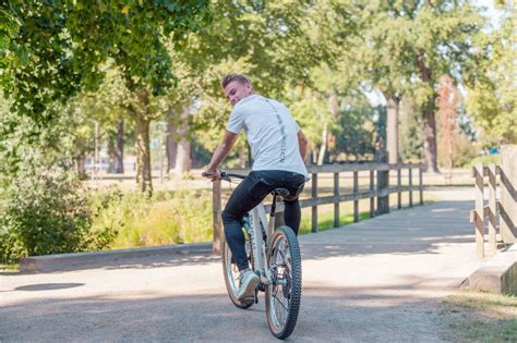 Nosečnica na sobnem kolesu