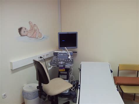 Ultrazvočni aparat, ki pregleda otroka