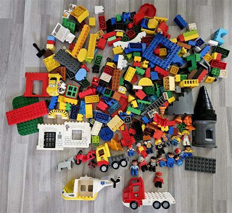 otroci zlagajo kocke LEGO Duplo