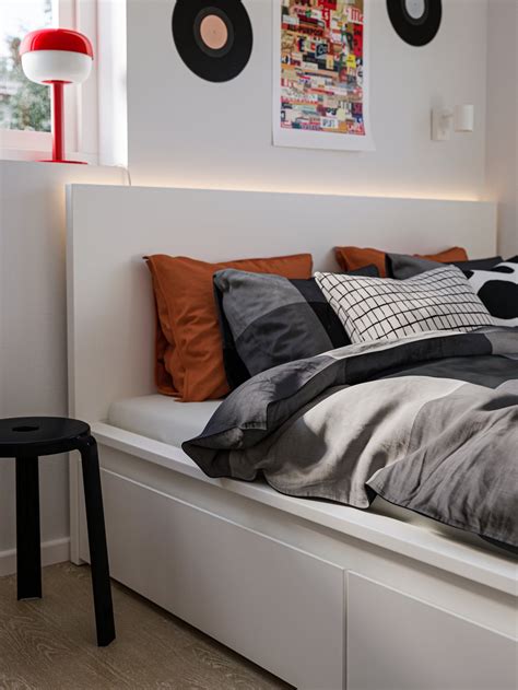 najstniška soba z neonsko lučjo in vrečo za sedenje