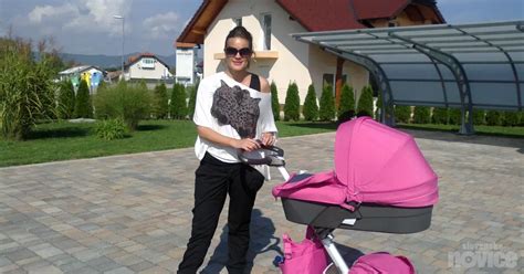 mamica se sprehaja z vozičkom