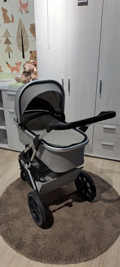 Novorojenček v globoki košari otroškega vozička