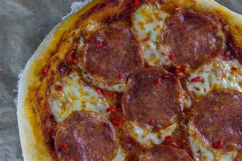 Pica s suho salamo v pečici