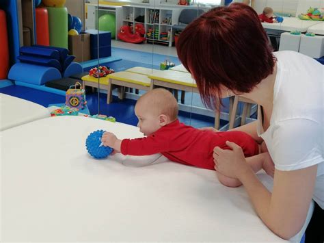 Doječek med pregledom pri pediatru