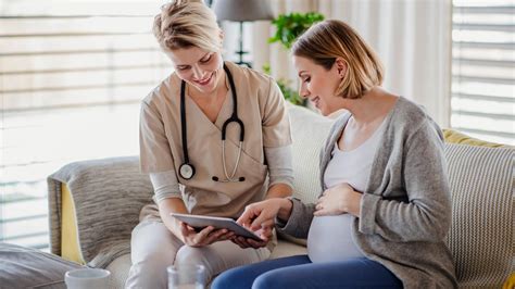 Ženska, ki se pripravlja na porod doma