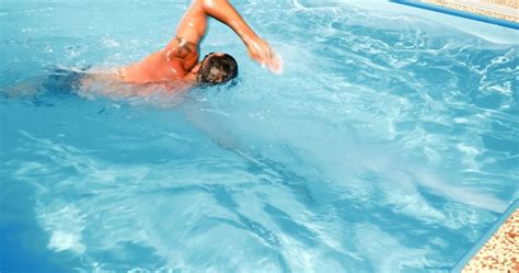 Nosečnica izvaja vajo v bazenu