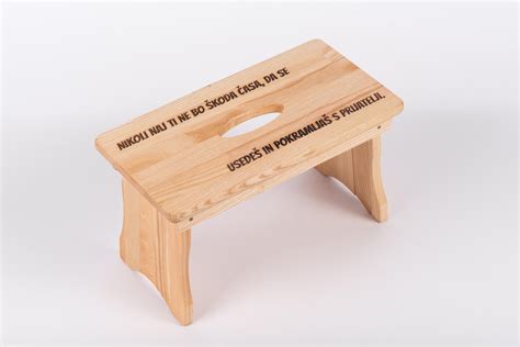 Lesena pručka z vgraviranim logotipom šole