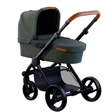 Otrok v vozičku Mutsy Evo med sprehodom v parku