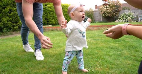 Otrok dela prve samostojne korake