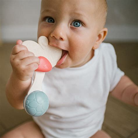 Dojenček z igračo za grizenje
