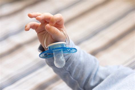 Otrok z dudo in stekleničko