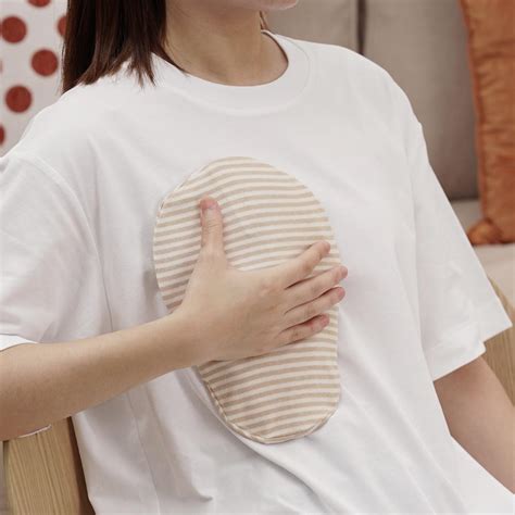 Diagram, ki prikazuje različne načine dostopa do dojke pri majicah za dojenje.