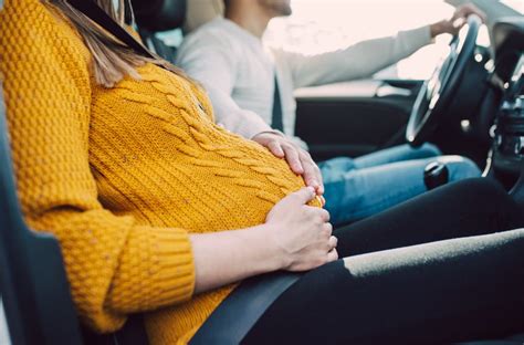 Nosečnica v kopalkah