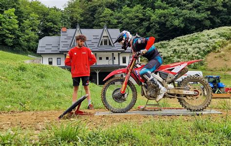 Otrok Tim Gajser na motorju