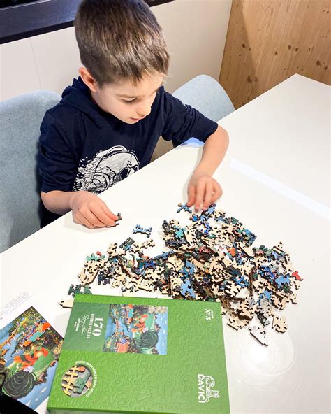 otrok sestavlja sestavljanko