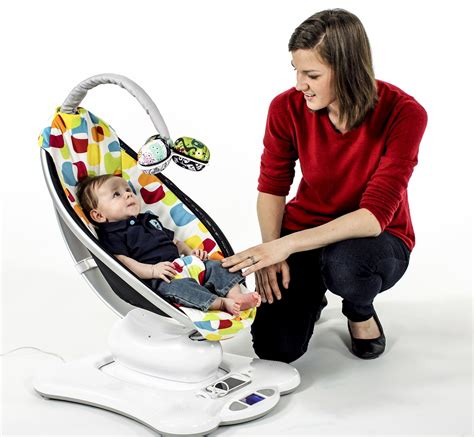 mama, ki nežno ziblje dojenčka