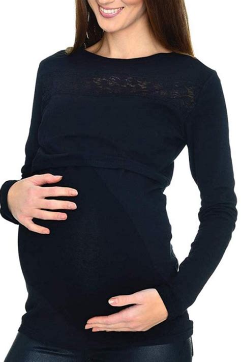 Ženska z dojenčkom na rokah, oblečena v majico za dojenje z dolgim rokavom