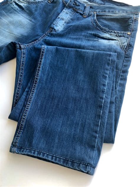 Primer predelanih jeans hlač z všitki